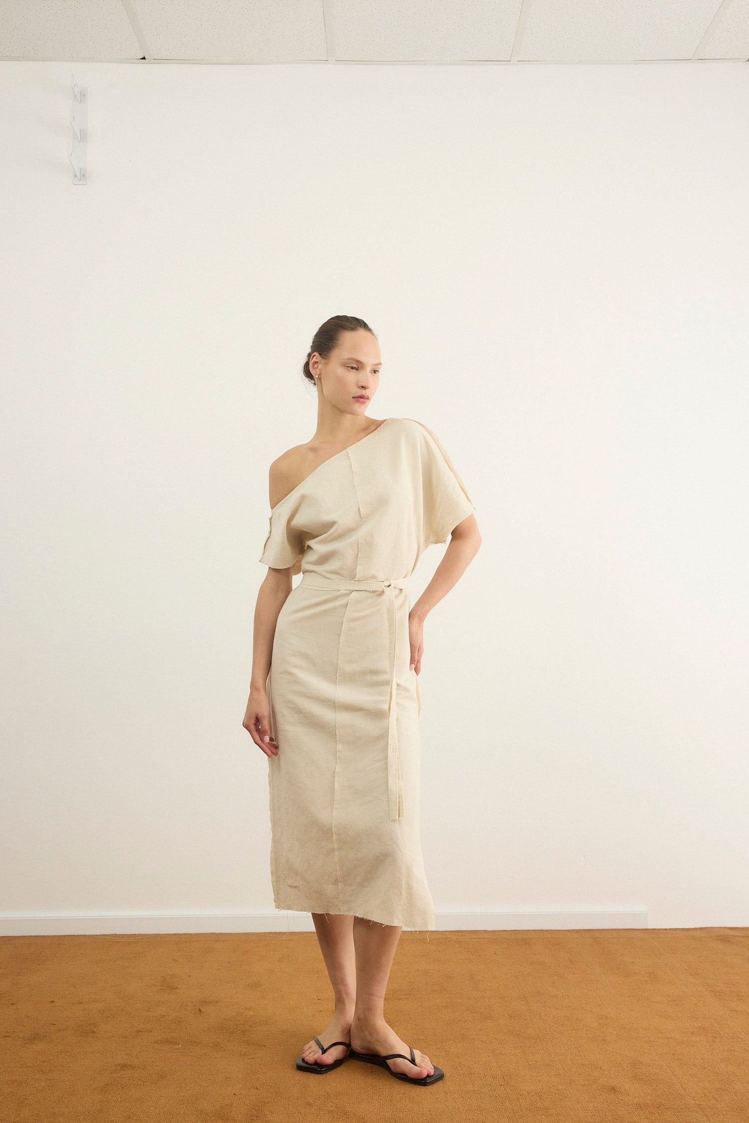 שמלת מידי אסימטרית Linen Raw